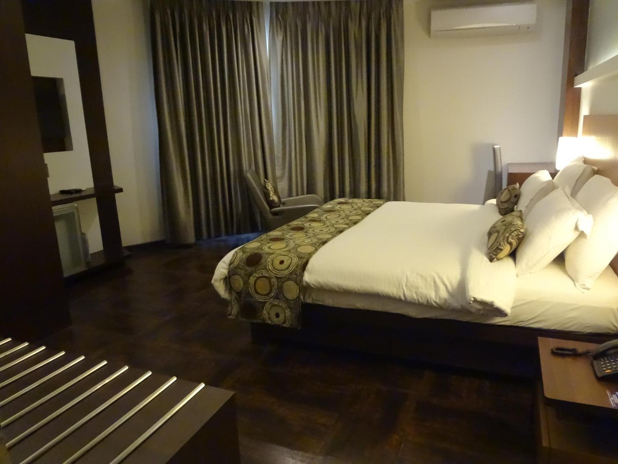Hotel Galaxy Bombay Extérieur photo