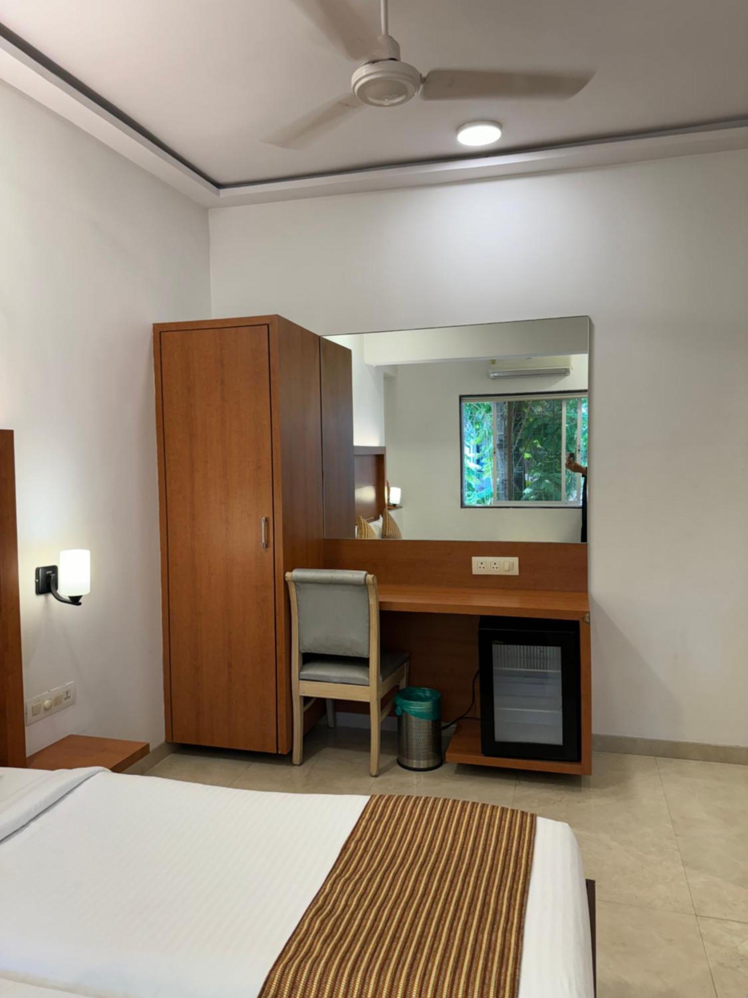 Hotel Galaxy Bombay Extérieur photo