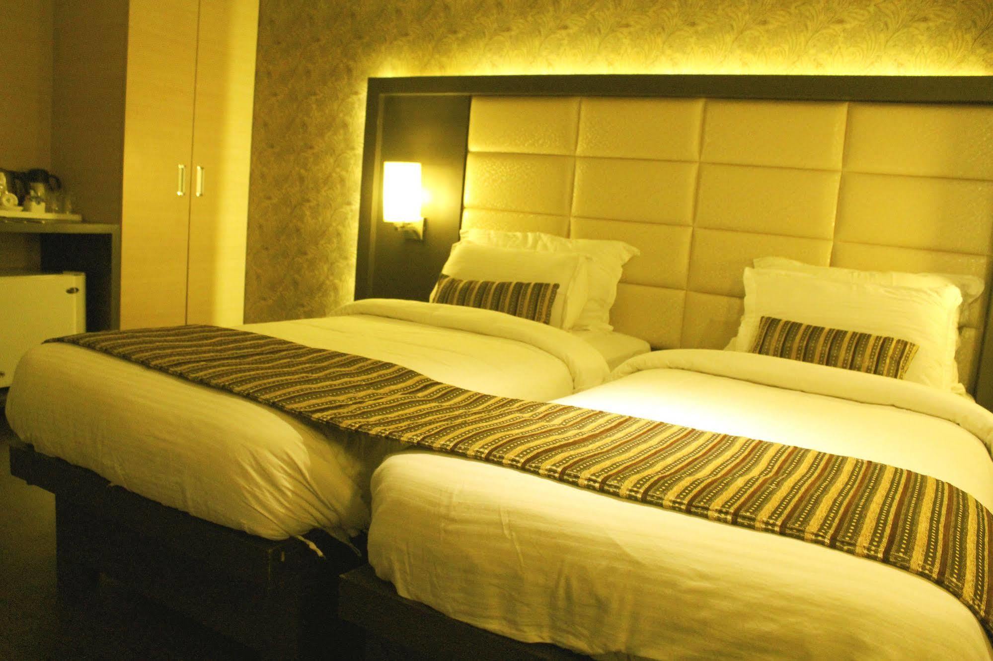Hotel Galaxy Bombay Extérieur photo